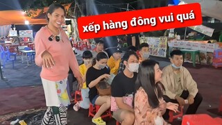 Bất ngờ khi hàng chục khách xếp hàng mua Bánh tráng trộn DIVA Cát Thy