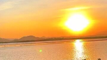 senja selalu kembali dengan keindahan yang berbeda