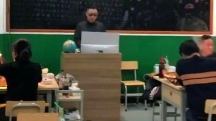 Đang ăn ngon thì thầy hiệu phó thò đầu qua cửa sổ phía sau hỏi: “Thêm canh không?”