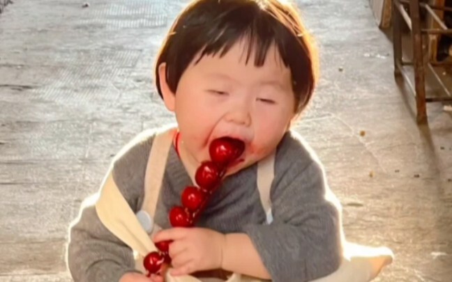 Goyang-goyang: Bayi kecil yang menggemaskan hari ini makan lolipop manis～～