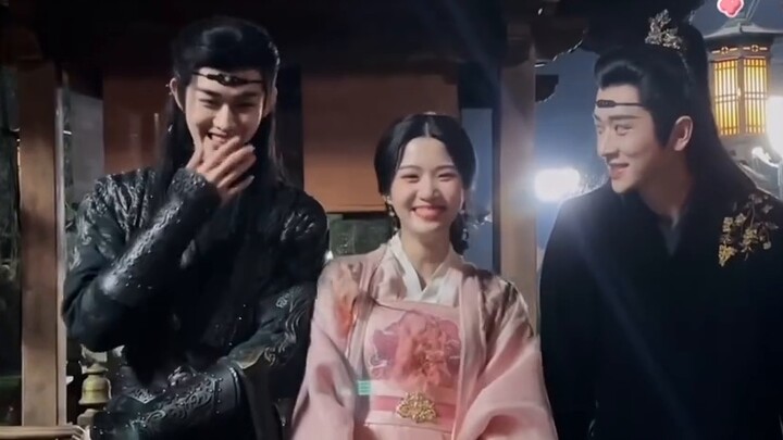 Xiaoxiao and Ruirui get along just like little kids! They are so cute! "Now, please welcome little S