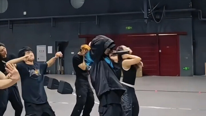 Gak bisa nih, setiap sepatu Kak Zhang pas banget sama selera estetikku, Zhang Yixing!