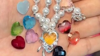 Apa! Kurasa kotak perhiasanmu kehilangan kalung batu permata sepuluh warna!
