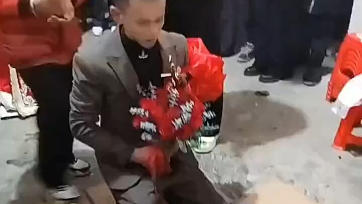 Chàng rể ở rể xuất giá, vứt đôi đũa xuống là từ nay ăn cơm nhà vợ, cô dâu cõng chú rể về nhà luôn!