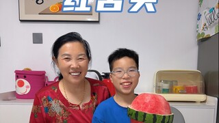 你们小时候都喜欢吃什么零食？带你们看看我姥用西瓜做的红舌头有多好吃，Q弹爽滑满满都是童年回忆，你也想来一口吗？