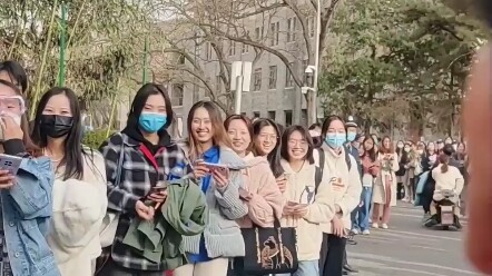 فور خروجه من السجن، أعدّ الأخ تشيانغ مراسم استقبال له!