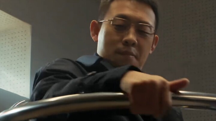 Untuk mencoba bagaimana rasanya saat tersangka diinterogasi, jaksa sengaja mengunci dirinya sendiri 