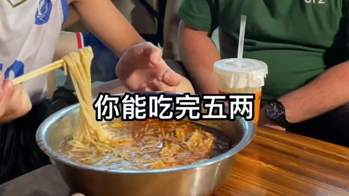 Handsome guy takes on a 5-liang bowl of snail noodles—and I overestimated my own judgment, only to g