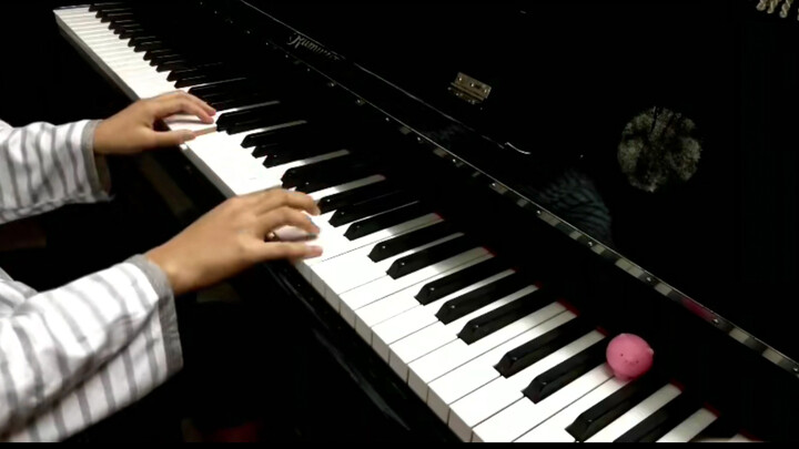 "Croatian Rhapsody" cover oleh perempuan dengan piano