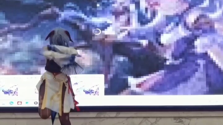 Cô gái cosplay tại hội chợ anime Trường Sa chỉ mải mê nhảy múa...