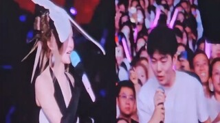 男孩去看张韶涵演唱会被大屏幕选中，大方表达自己的喜欢想要合影