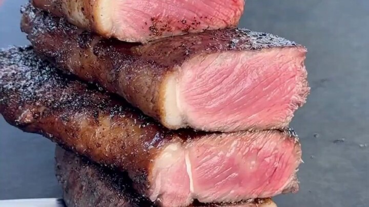 สเต็กมันฝรั่งทอด แล้วก็ซอสมะเขือเทศหน่อยนะคะ