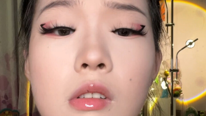 Monolid girls, just weld the winged eyeliner onto your faces!