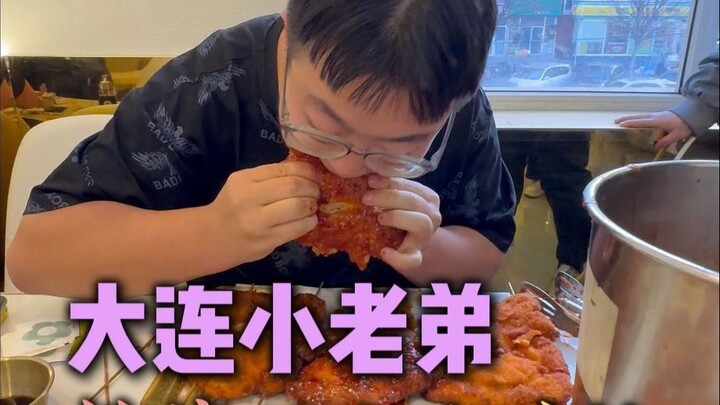 Cậu em nhỏ ở Đại Liên đã bay cao rồi, liệu có thể chinh phục thử thách 5 miếng gà rán khổng lồ không