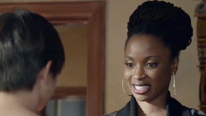 V tahu dia perempuan, jadi dia membiarkannya memilih antara biru dan merah muda, bukan langsung memb