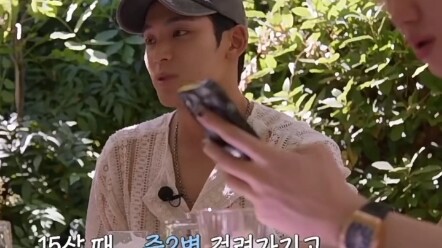 Min-gyu: Pada usia 15 tahun ia terkena “sindrom anak kelas dua SMP”, ibunya pergi ke gereja untuk be