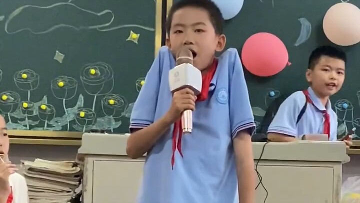 แหวกแนวสุดๆ! นักเรียนประถมเลียนแบบลุคโค้งหลังของ Capper ร้องเพลง “หิมะ”