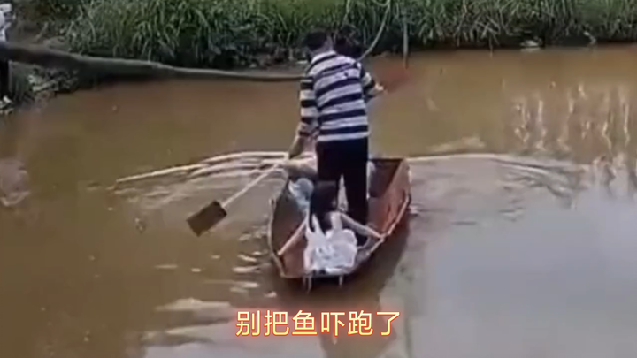 Bố: Đừng động, đừng để cá sợ mà bỏ chạy nhé