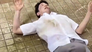 I really admire you, Xiao Linhu. Your husband got up within three seconds of lying on the ground, bu