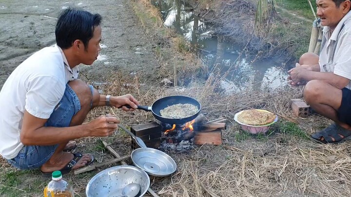 Ra Ao Giăng Lưới Cá Lòng Tong Và Kéo Tép Về Chiên Bột Gói Bánh Tráng