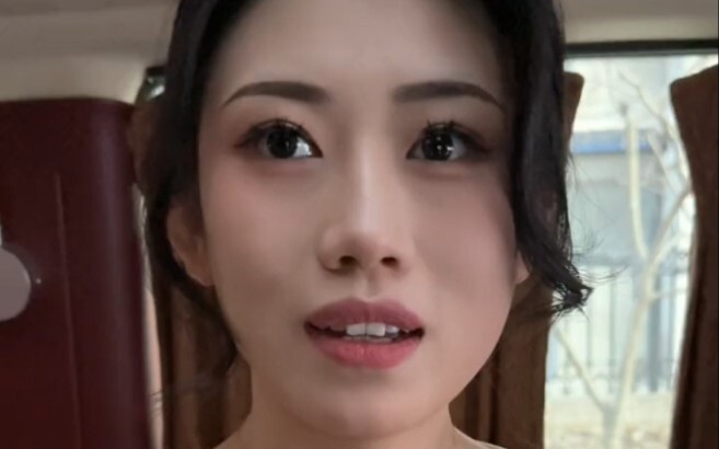 Cô ấy hơn tôi 16 tuổi đã đưa tôi đi du lịch.
