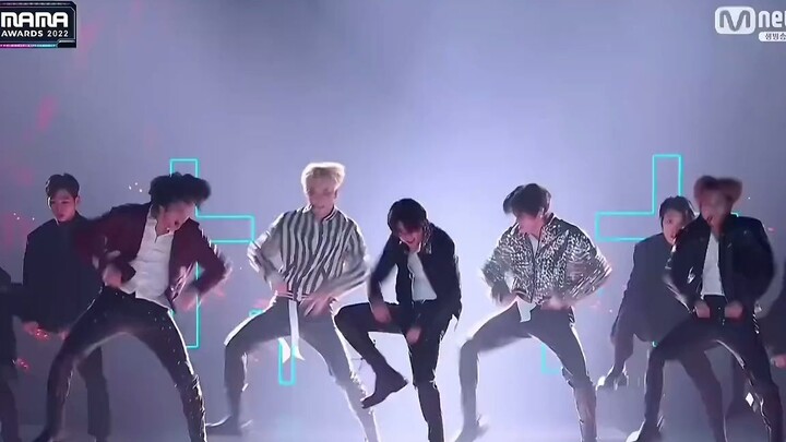 Sân khấu mới nhất của TXT "Good Boy Gone Bad"