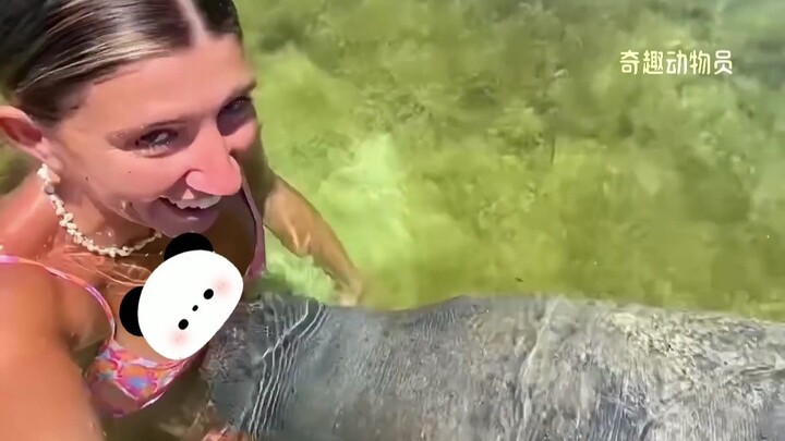 Rasanya dia lagi ngambil kesempatan buat “numpang enak”, tapi aku nggak punya bukti.