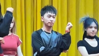 ต่อหน้าคณะผู้บริหารโรงเรียนและครู “ผมเป็นที่นิยมที่สุด”