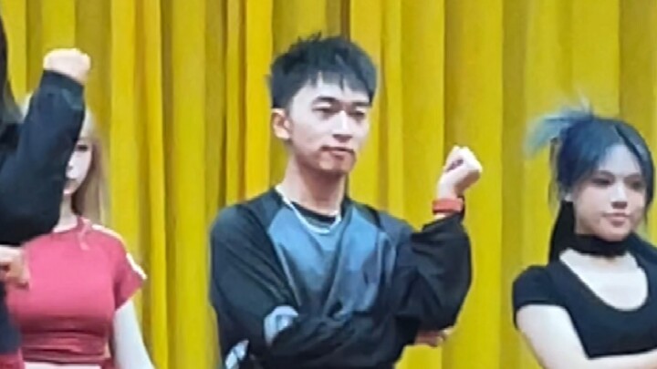 ต่อหน้าคณะผู้บริหารโรงเรียนและครู “ผมเป็นที่นิยมที่สุด”
