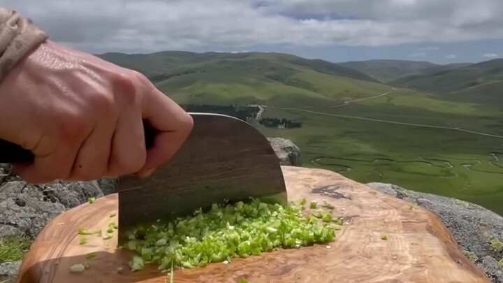 بيض مقلي على بلاط الجبال العالية ⛰️🍳 + لحم ضأن مشوي على صينية عالية الارتفاع تجربة مزدوجة 🐑🥩