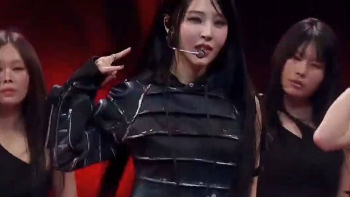 MOMOLAND’s Wheein’s latest solo track “Hertz” – First stage performance