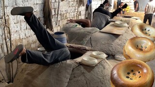 Koki kue Uzbekistan membuat "Samarkand Naan" yang populer, yang terlihat berbahaya