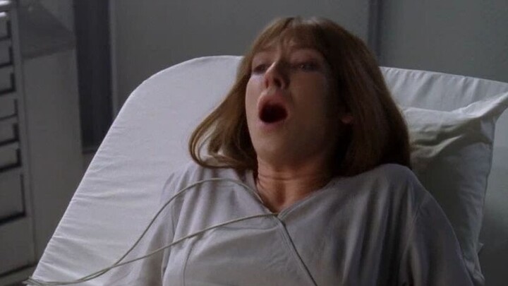 Sang pahlawan wanita disuntik dengan obat yang tidak diketahui, dan janin di dalam perutnya berkemba