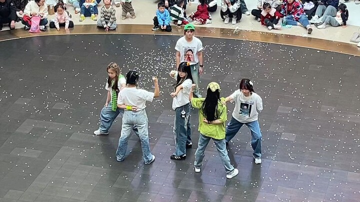 ฉันเดินผ่านห้างสรรพสินค้าและเห็นคนบางคนกำลังเต้นรำ กลุ่มนี้เป็นใคร ดูดีมาก