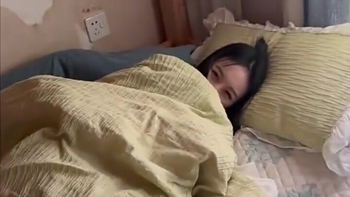 Mungkin seumur hidup aku nggak akan pernah nemu adegan kayak gini.