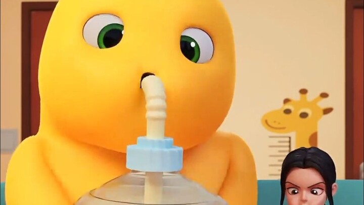 تنقّل دودة الحليب وهي تشرب الشاي بالحليب لمدة دقيقة واحدة