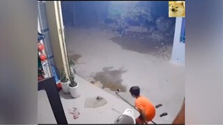 Đang ngủ dở mắt thì mẹ bắt đi đóng cửa