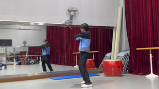 Hype Boy Hanni menari di depan cermin (versi sederhana untuk rip dance)
