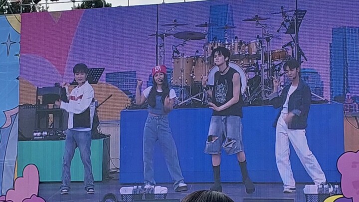 TXT hasn’t come out yet, but Soobin and the dance teachers have already taken the stage to hype up t