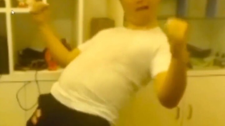 “昏黄的小屋里住着一位真正的艺术家”