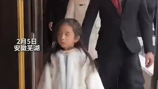59岁郭富城陪妻子回安徽老家拜年  比岳父大两岁 一头金发不显老  村民：天王很随和 每个人合影他都配合