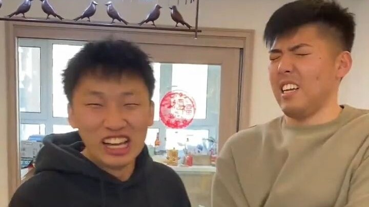 الرفاق في السكن يوصون بعضهم ببعض، لكن لم يتوقعوا أن تحدث هذه الحالة.. النهاية أذهلتني!