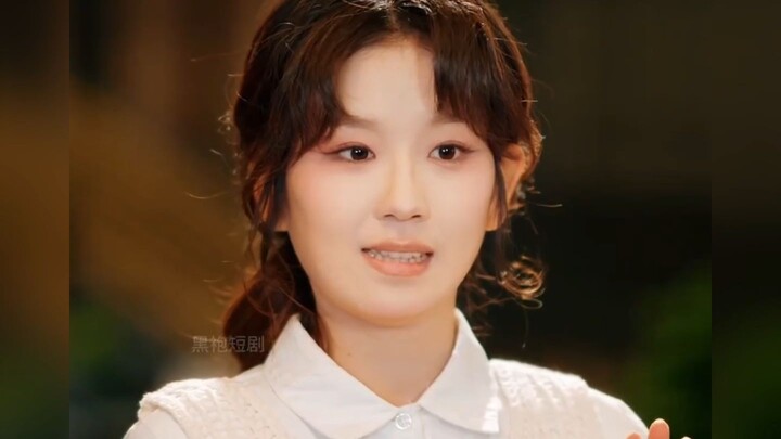While praying to the gods, the girl unexpectedly summoned the God of Wealth and was granted a pair o