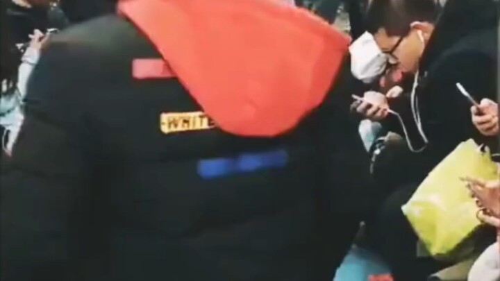 Kalian berdua pasti murid dari perguruan yang sama, kan?