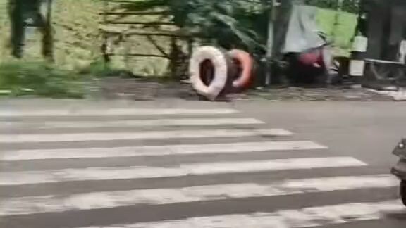 hujan badai angin ribut pun tetap akan masuk😂