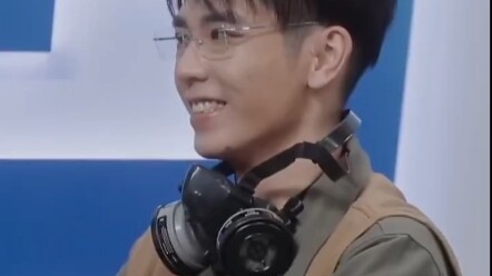 ما هذا؟ نجمة أنثى ورسام شاب!! كلب محب للأخوات!! دعونا نستمتع أولاً "لي بينغ بينغ" "تشين شي سان"