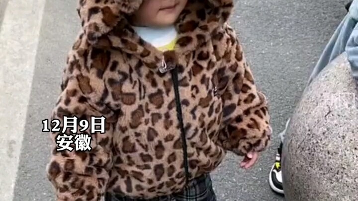 Cute kid thinks they’re wearing a “tiger” costume—but totally loses it when the girl next to them co