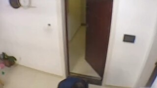 正在拖地  外卖到了