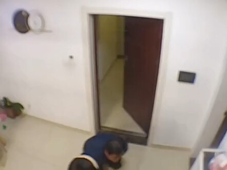 正在拖地  外卖到了