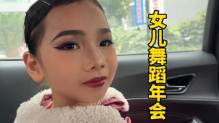 Pertunjukan tari akhir tahun putri saya: murid pindahan termuda berhasil mengatasi rasa gugupnya dan